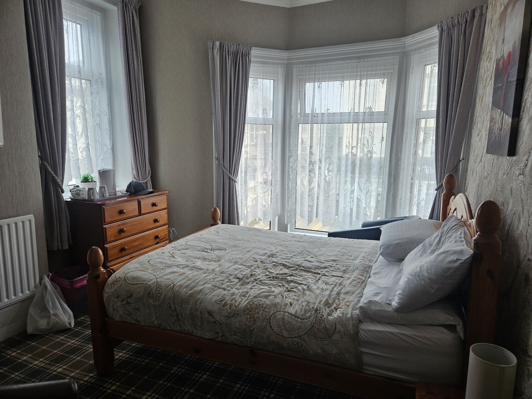 An en-suite bedroom at The Wellington Hotel